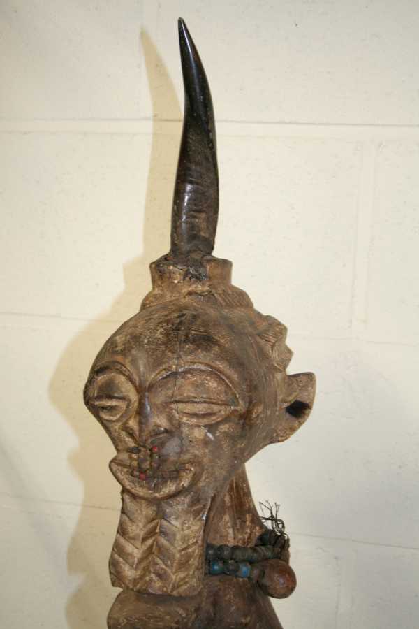 Songye (statue), d`afrique : R.D.du congo, statuette Songye (statue), masque ancien africain Songye (statue), art du R.D.du congo - Art Africain, collection privées Belgique. Statue africaine de la tribu des Songye (statue), provenant du R.D.du congo,   1613: Très vieux fétiche Songyé ayant la tête tournée vers sa droite.Il porte des substances magiquesdans la corne et dans nombril.Il porte en plus des perles autour du cou et dans le nez.Ses cheveux sont en cascade et sa barbe rectangulaire est décorée de chevrons.La bouche est en demi-lune.Il porten un pagne tissé avec des cordes.h.58cm.=17cm.de corne.(col.Verwilghen). art,culture,masque,statue,statuette,pot,ivoire,exposition,expo,masque original,masques,statues,statuettes,pots,expositions,expo,masques originaux,collectionneur d`art,art africain,culture africaine,masque africain,statue africaine,statuette africaine,pot africain,ivoire africain,exposition africain,expo africain,masque origina africainl,masques africains,statues africaines,statuettes africaines,pots africains,expositions africaines,expo africaines,masques originaux  africains,collectionneur d`art africain
